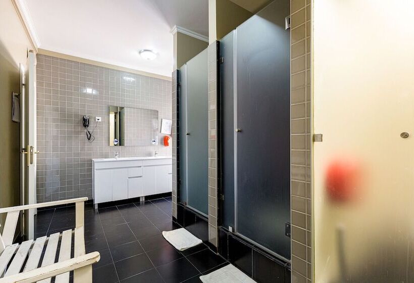 اتاق استاندارد با سرویس بهداشتی مشترک, Wallis Rato