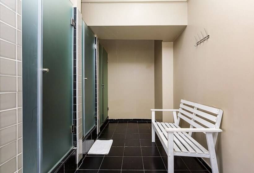 اتاق خانوادگی با سرویس بهداشتی مشترک, Wallis Rato