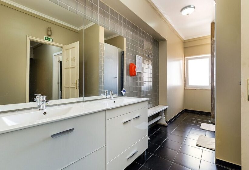 اتاق خانوادگی با سرویس بهداشتی مشترک, Wallis Rato