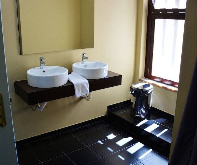 اتاق خانوادگی با سرویس بهداشتی مشترک, Wallis Rato