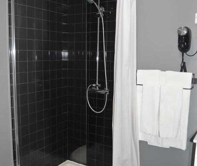 سوییت خانوادگی, Wallis Rato