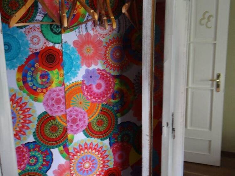 اتاق استاندارد با سرویس بهداشتی مشترک, Wallis Rato