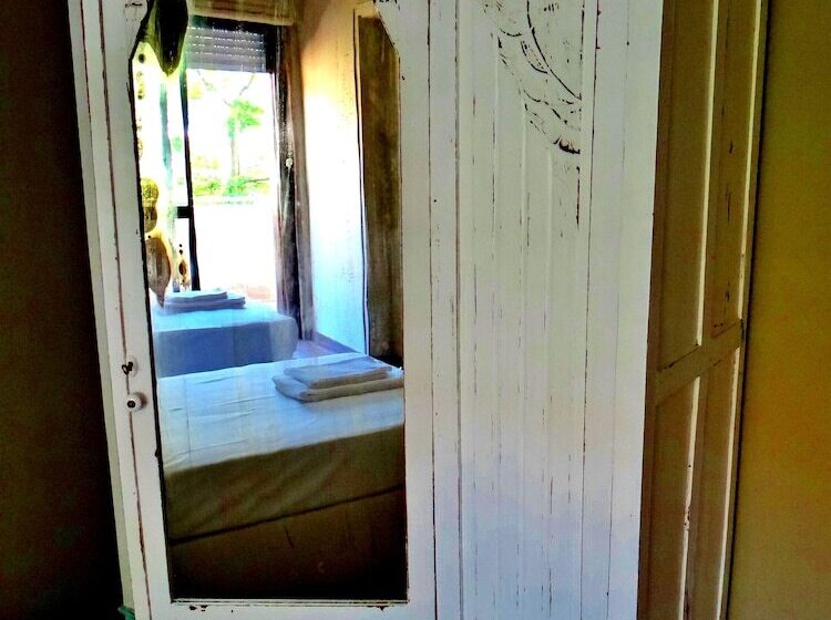 اتاق استاندارد با سرویس بهداشتی مشترک, Wallis Rato