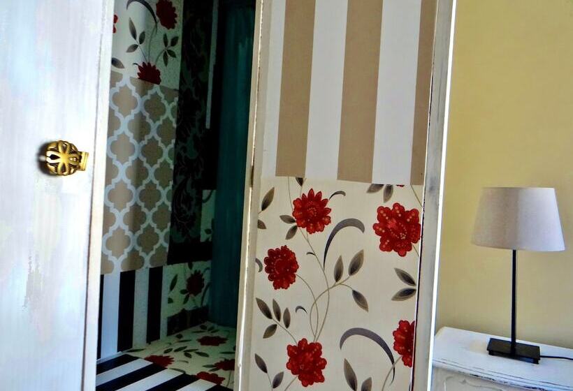 اتاق استاندارد با سرویس بهداشتی مشترک, Wallis Rato