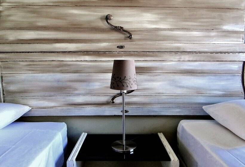 اتاق استاندارد با سرویس بهداشتی مشترک, Wallis Rato