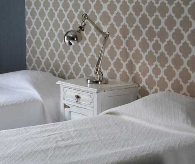 اتاق استاندارد با سرویس بهداشتی مشترک, Wallis Rato