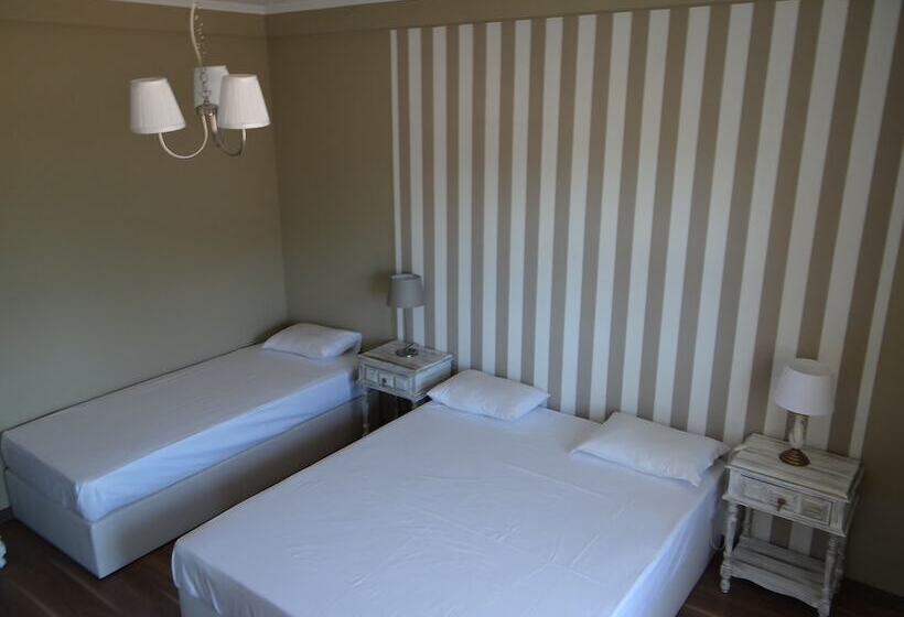 اتاق خانوادگی با سرویس بهداشتی مشترک, Wallis Rato