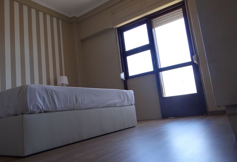 سوییت خانوادگی, Wallis Rato