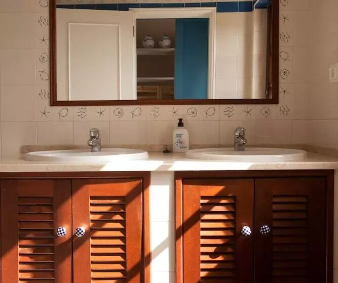 共同バス付シェアルーム, Ericeira Chill Hill Hostel & Private Rooms   Peach Garden