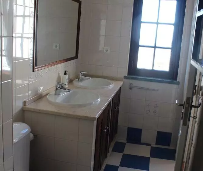 共同バス付シェアルーム, Ericeira Chill Hill Hostel & Private Rooms   Peach Garden