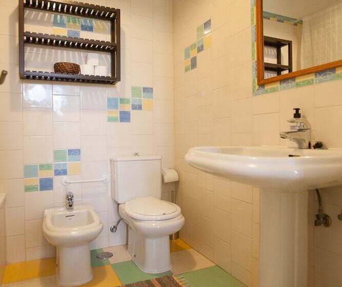 اتاق استاندارد با سرویس بهداشتی مشترک, Ericeira Chill Hill Hostel & Private Rooms   Peach Garden