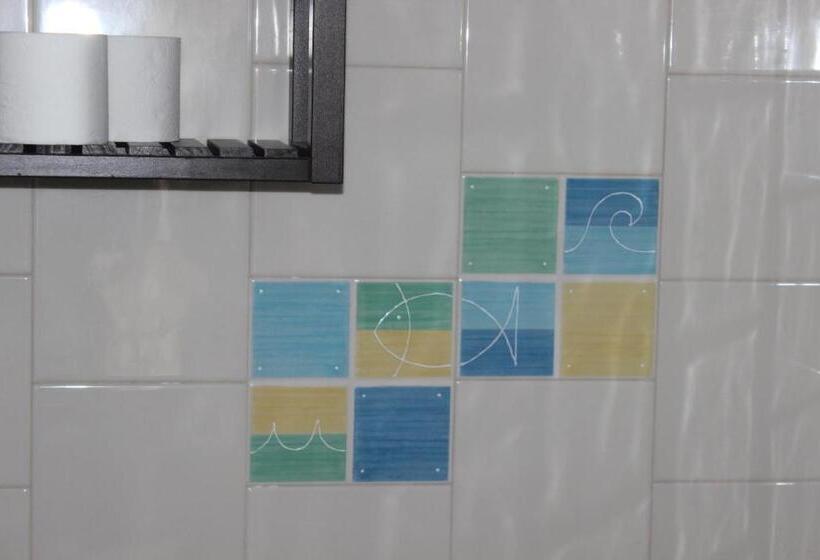 اتاق استاندارد با سرویس بهداشتی مشترک, Ericeira Chill Hill Hostel & Private Rooms   Peach Garden