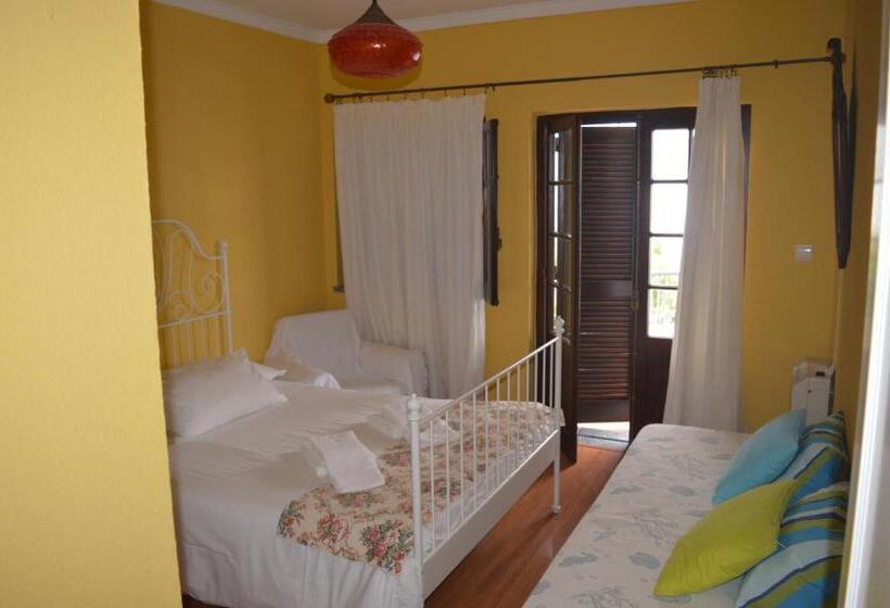 اتاق استاندارد با سرویس بهداشتی مشترک, Ericeira Chill Hill Hostel & Private Rooms   Peach Garden