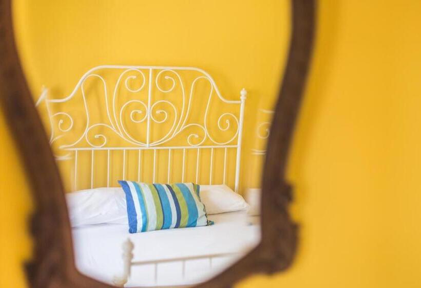 اتاق استاندارد با سرویس بهداشتی مشترک, Ericeira Chill Hill Hostel & Private Rooms   Peach Garden