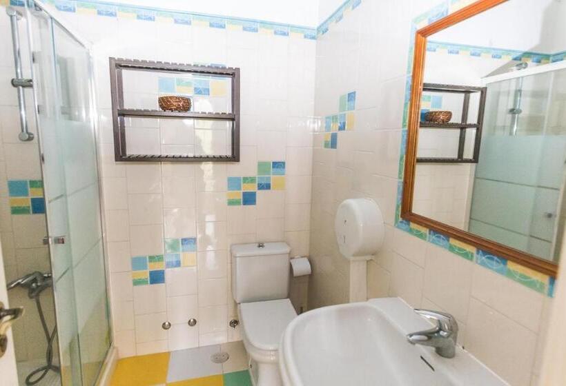 اتاق استاندارد با سرویس بهداشتی مشترک, Ericeira Chill Hill Hostel & Private Rooms   Peach Garden