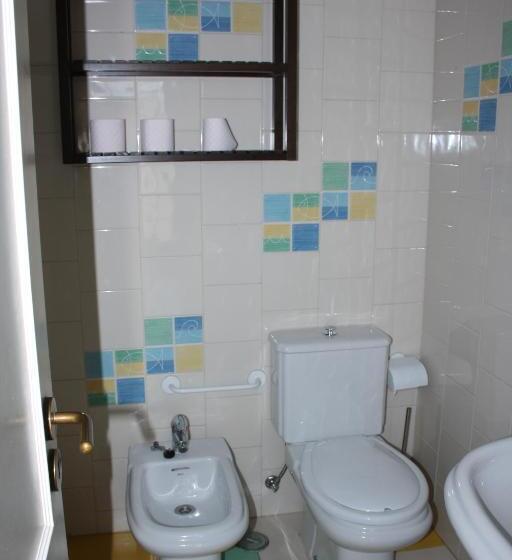 اتاق استاندارد با سرویس بهداشتی مشترک, Ericeira Chill Hill Hostel & Private Rooms   Peach Garden