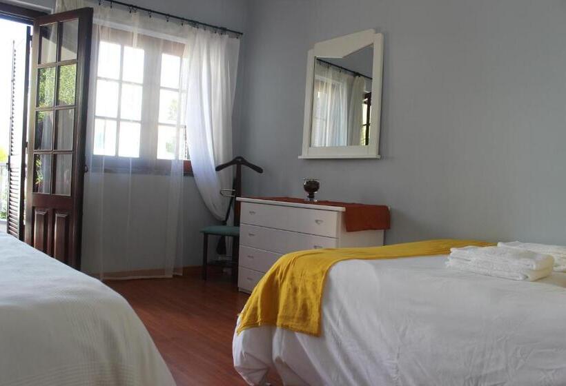 Номер Стандарт с Балконом, Ericeira Chill Hill Hostel & Private Rooms   Peach Garden