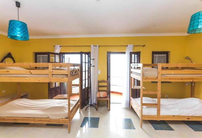 Кровать в Общей Комнате, Ericeira Chill Hill Hostel & Private Rooms   Peach Garden