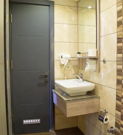 غرفة عائلية, Akkan Beach