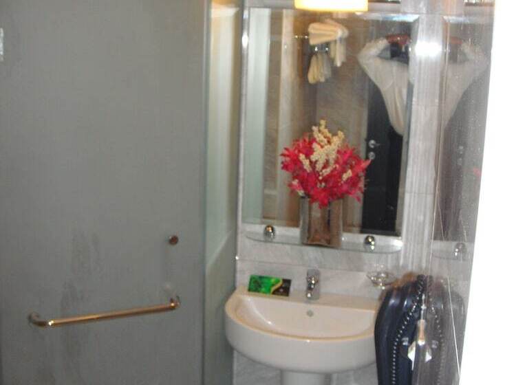 スタンダードスタジオ, Paragon Hotel Apartments