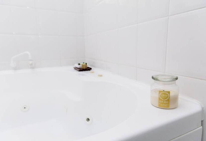 استودیوی استاندارد, Bathurst Motor Inn