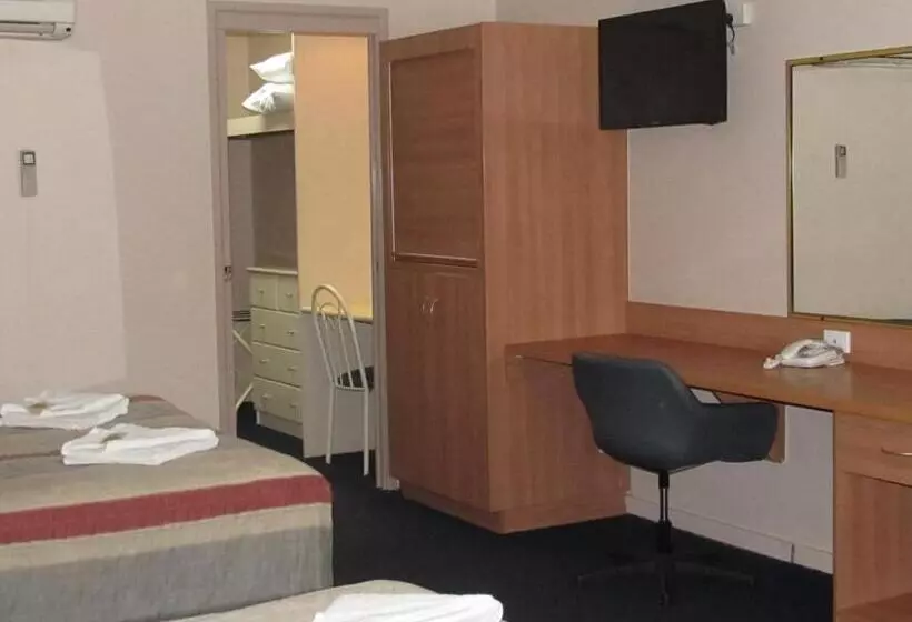 Perhehuone, Sunpalms Motel