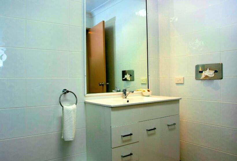 اتاق خانوادگی, Sunpalms Motel