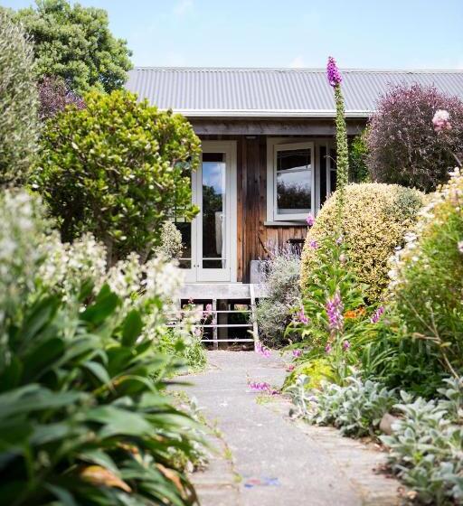 إستوديو قياسى مطلّ علي الحديقة, The Church Accommodation