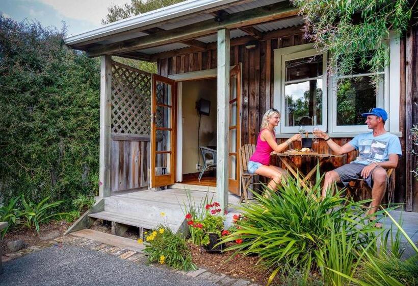 منزل غرفة نوم واحدة, The Church Accommodation