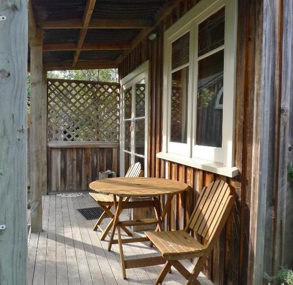 منزل غرفة نوم واحدة, The Church Accommodation