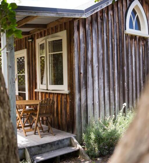 منزل غرفة نوم واحدة, The Church Accommodation