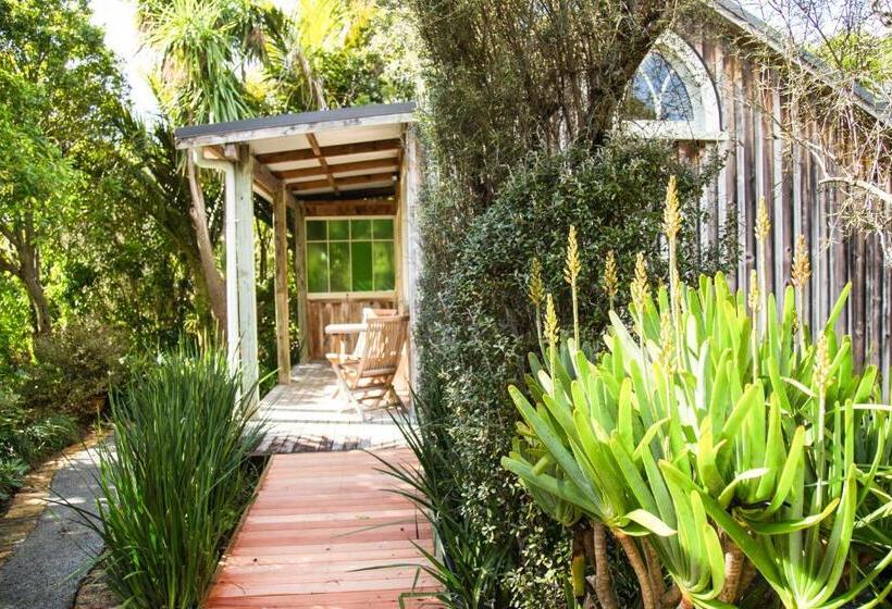 منزل غرفة نوم واحدة, The Church Accommodation