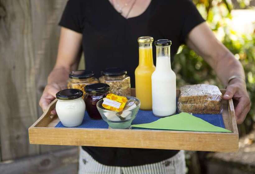 منزل غرفة نوم واحدة, The Church Accommodation