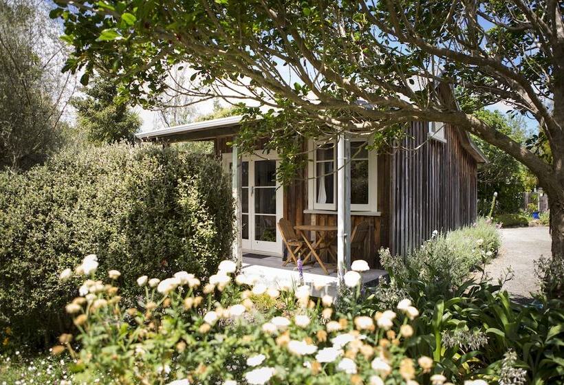 منزل غرفة نوم واحدة, The Church Accommodation