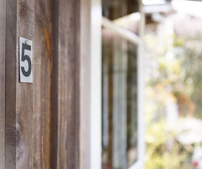 منزل غرفة نوم واحدة, The Church Accommodation