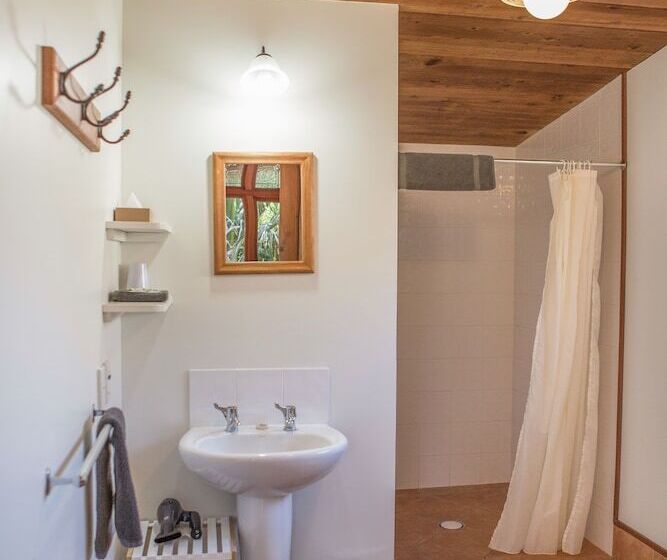 منزل غرفة نوم واحدة, The Church Accommodation