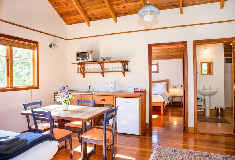 منزل غرفة نوم واحدة, The Church Accommodation