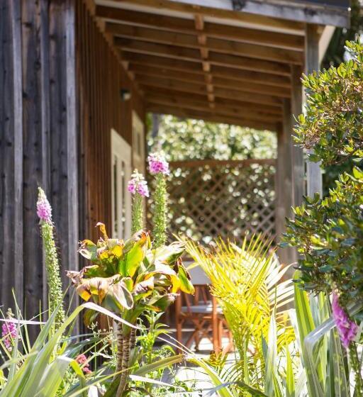 منزل غرفة نوم واحدة, The Church Accommodation