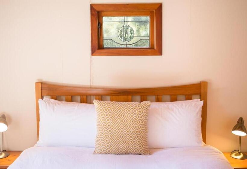 منزل غرفة نوم واحدة, The Church Accommodation