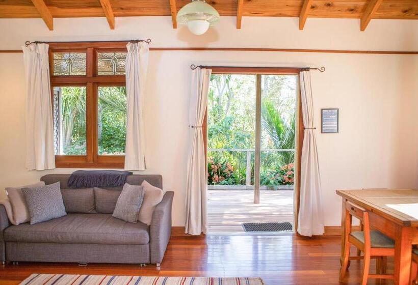 منزل غرفة نوم واحدة, The Church Accommodation