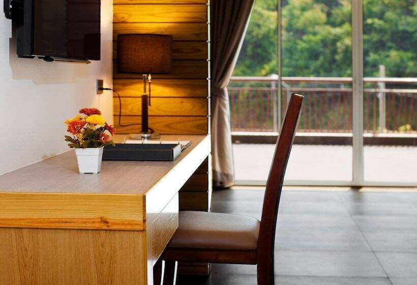 Deluxe Room Mountain View, Balihai Bay Pattaya