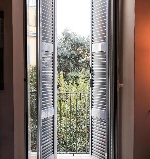 اتاق لوکس با بالکن, Center 3