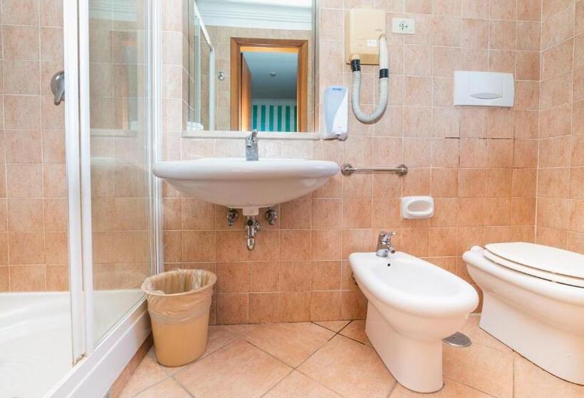 اتاق استاندارد سه نفره, Center 3