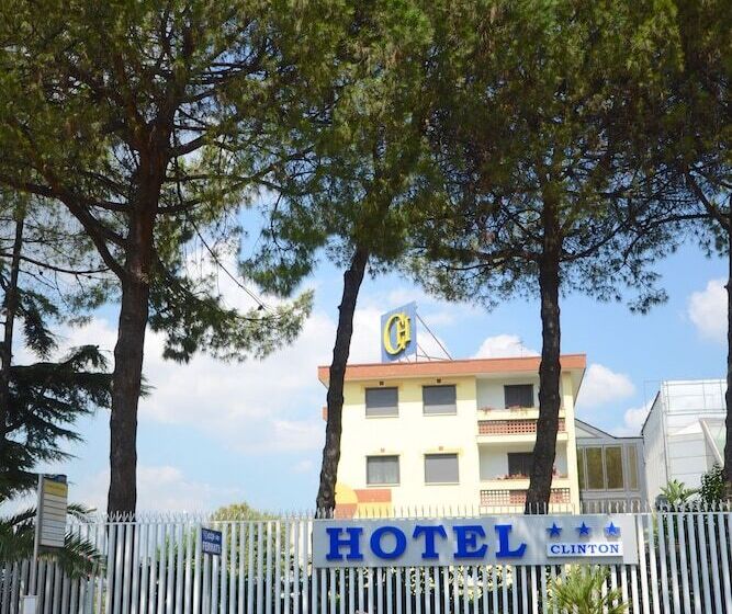 标准三人间, Clinton