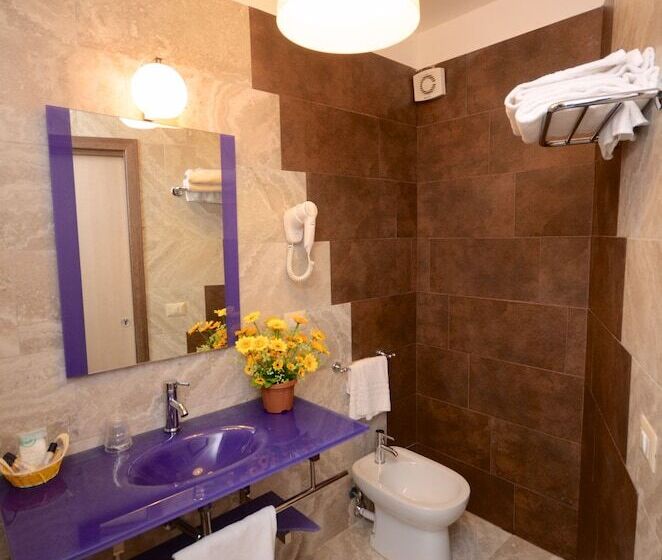 标准三人间, Clinton