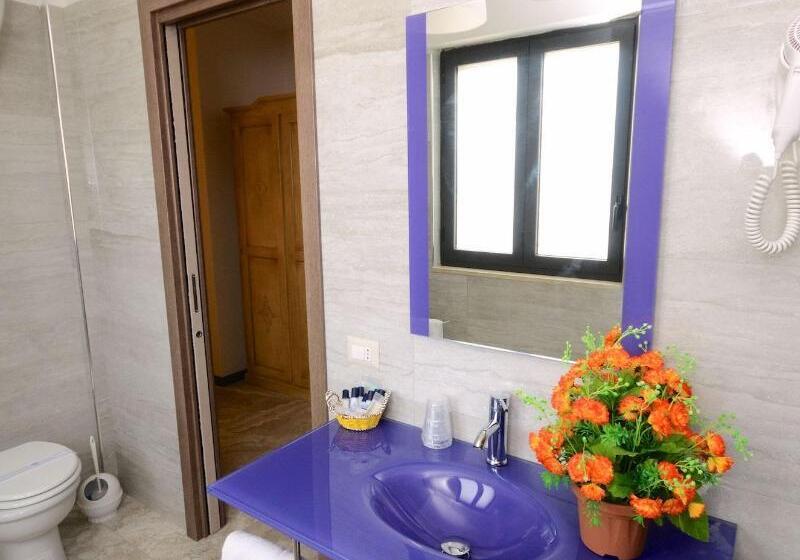 标准单人间, Clinton