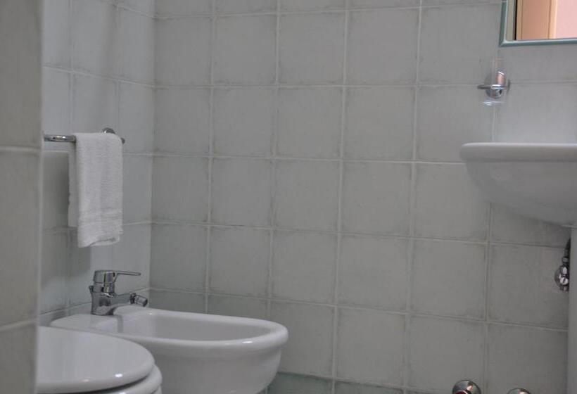 غرفة قياسية فردية, La Marticana