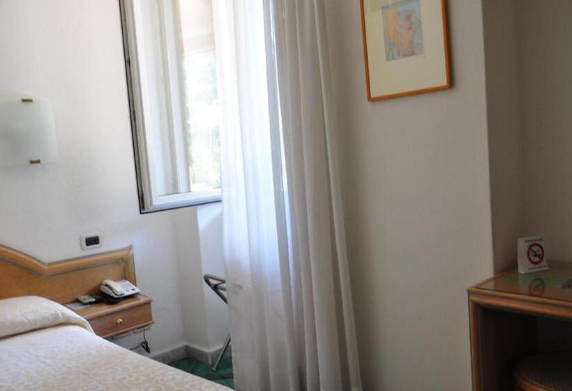 غرفة قياسية فردية, La Marticana