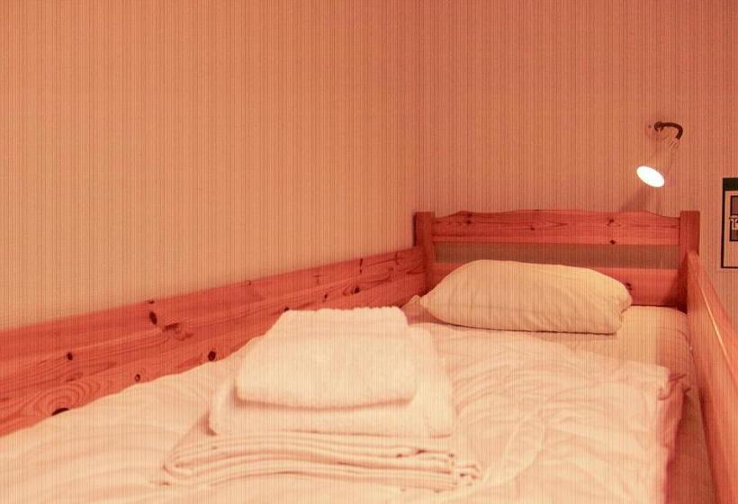 Четырехместный номер эконом класса с общей ванной комнатой, Lindesbergs Stadshotell