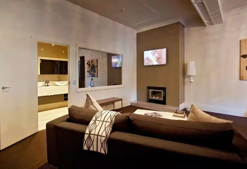 سوییت اجرایی, Lorne
